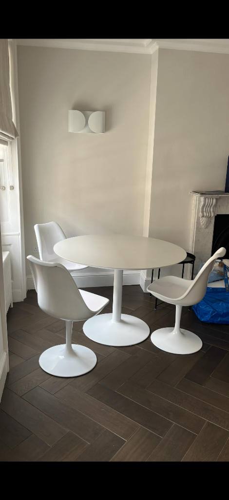 White round dining table