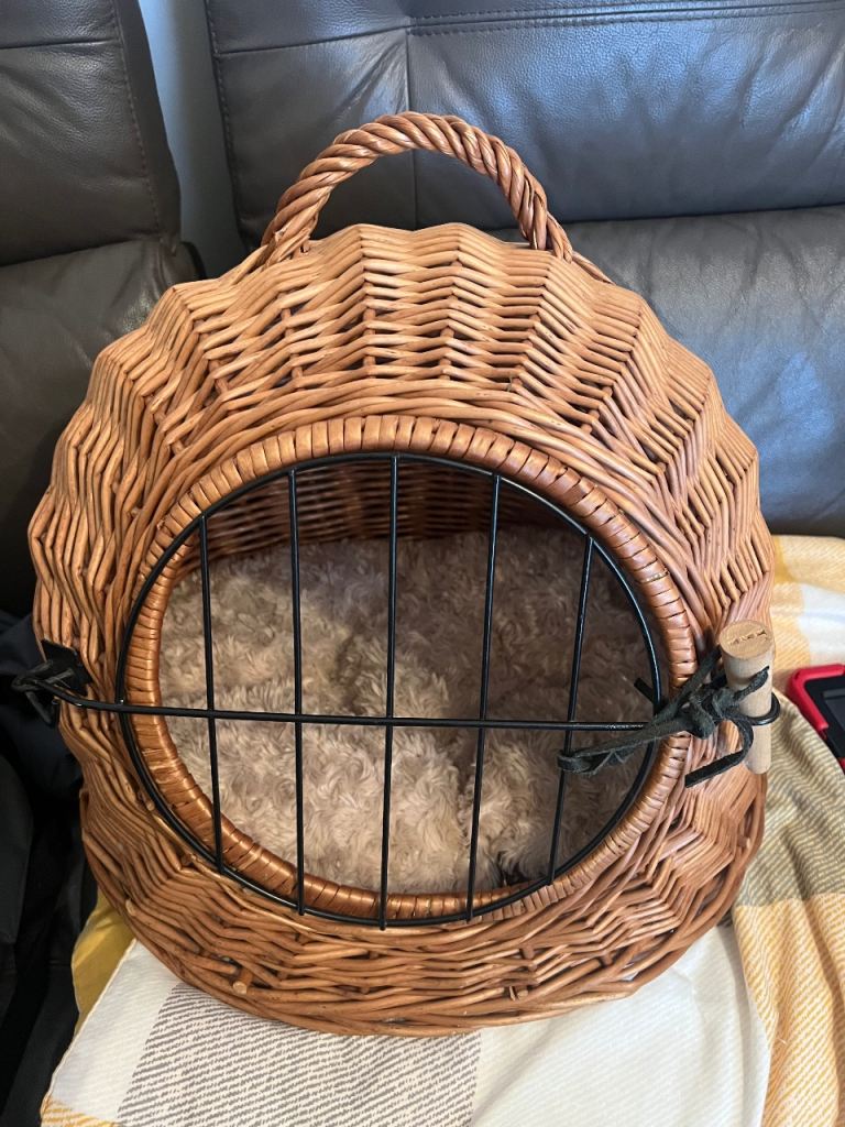 Wicker cat carrier 