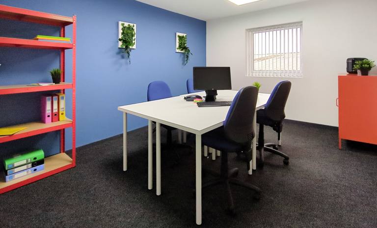Wakefield - WF2 7AZ \ Move-In Ready Office for 3 Workstations