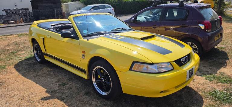 Ford Mustang GT Convertible 4.6 v8 yellow 
