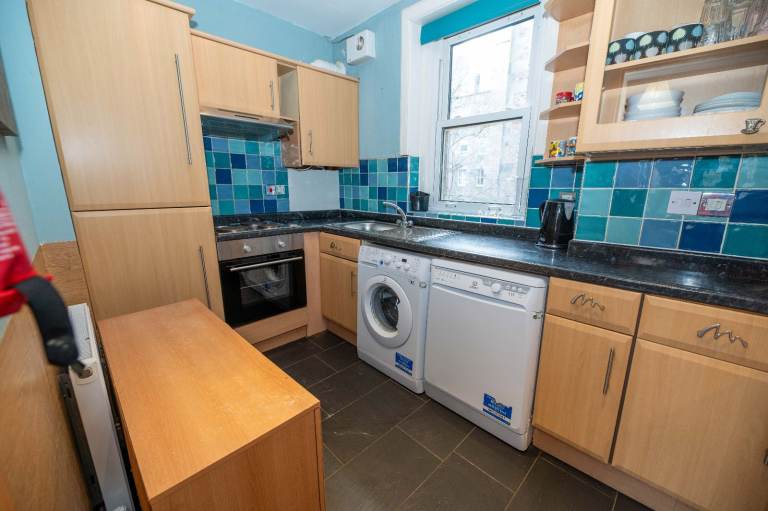  NOT HMO: Stunning, 3 bedroom, 1st floor flat in Southside – available January