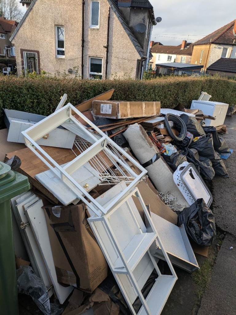 RELIABLE RUBBISH REMOVAL - BINS EMPTIED - HOUSE/GARAGE/GARDEN CLEARANCE - COUCH/MATTRESS UPLIFT 