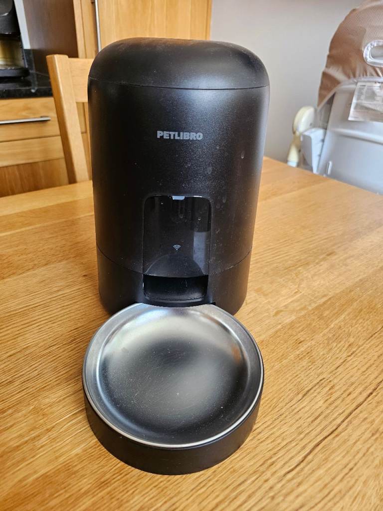 Automatic cat feeder