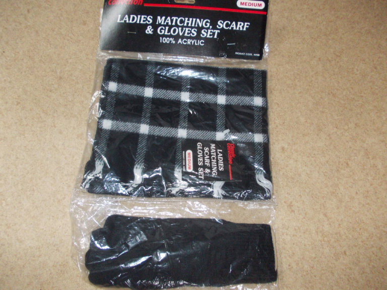 Ladies New Scarf And Glove Set.