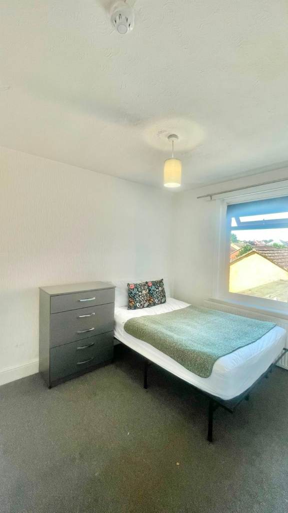 Dbl room in a lovely shared house near buses&shops