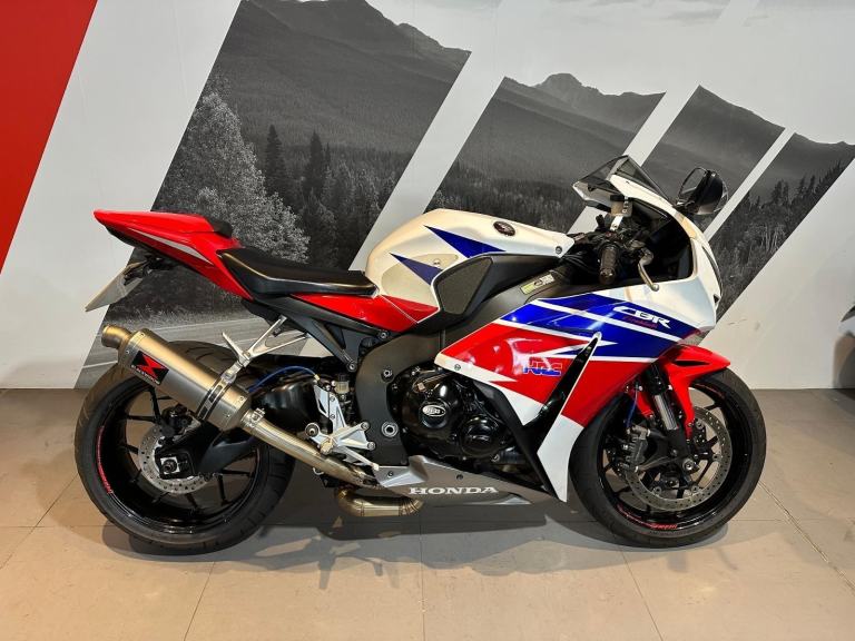 Honda CBR 1000 RR Fireblade 2014 with 27,274 miles 