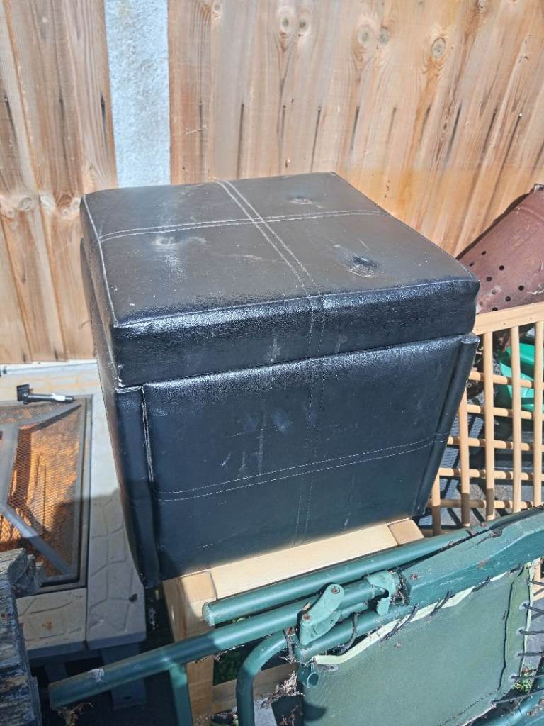 Black square seat 