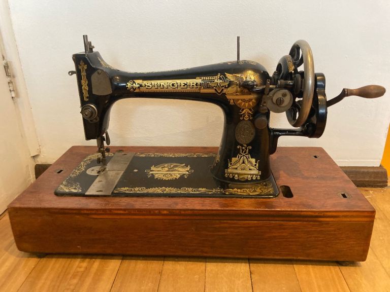 Singer sewing machine (1917) with case