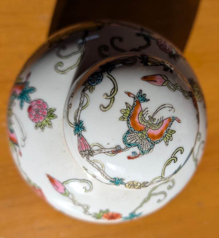 Medium Size Vase with Lid - Urn Style - Chinese Scene