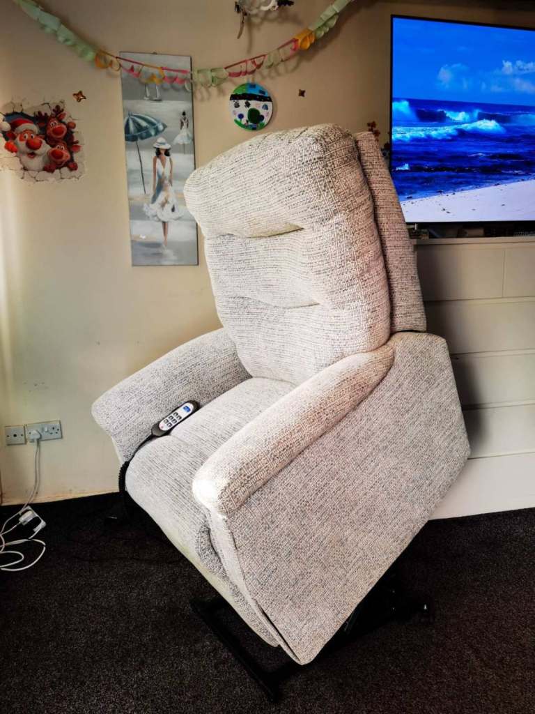 Celebrity electric rise and recline chair with dual motor, ASAP DELIVERY 
