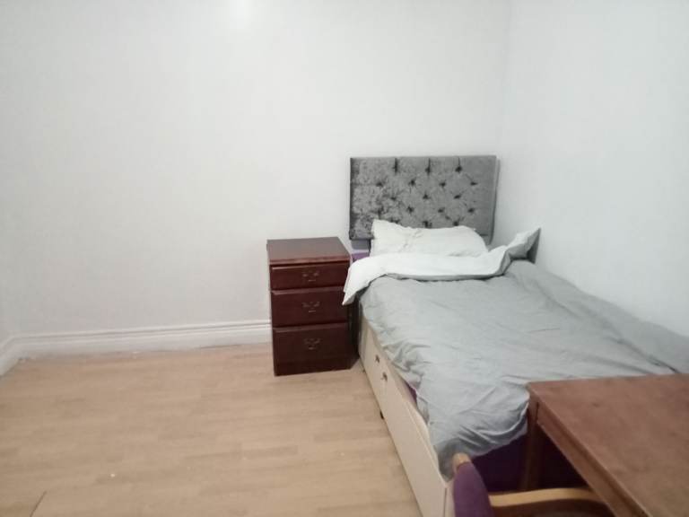 double room to let @ E7 9ET all bills inclusive zone 3 excellent location available now !