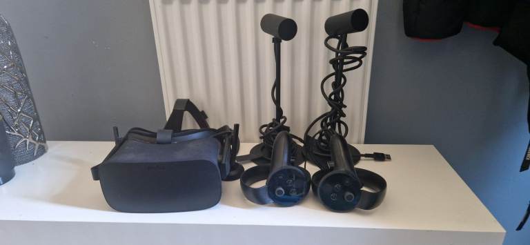 Oculus Rift VR Headset with Sensors & Controllers
