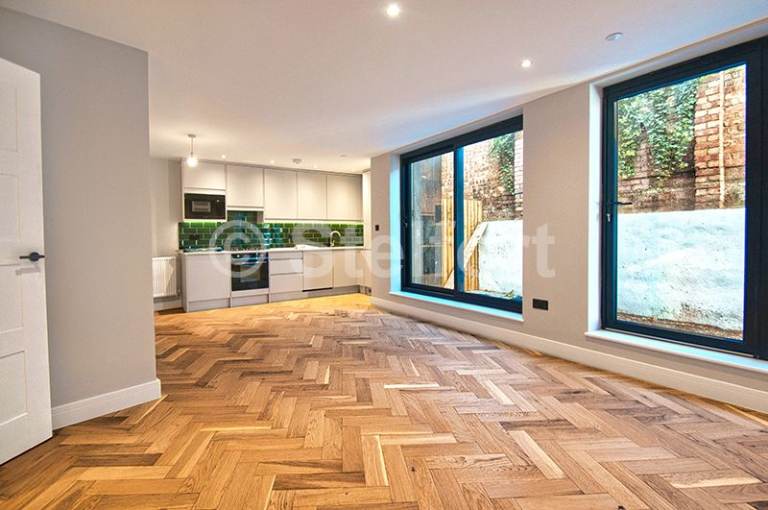 3 bedroom flat in Crownage Close, London, E7