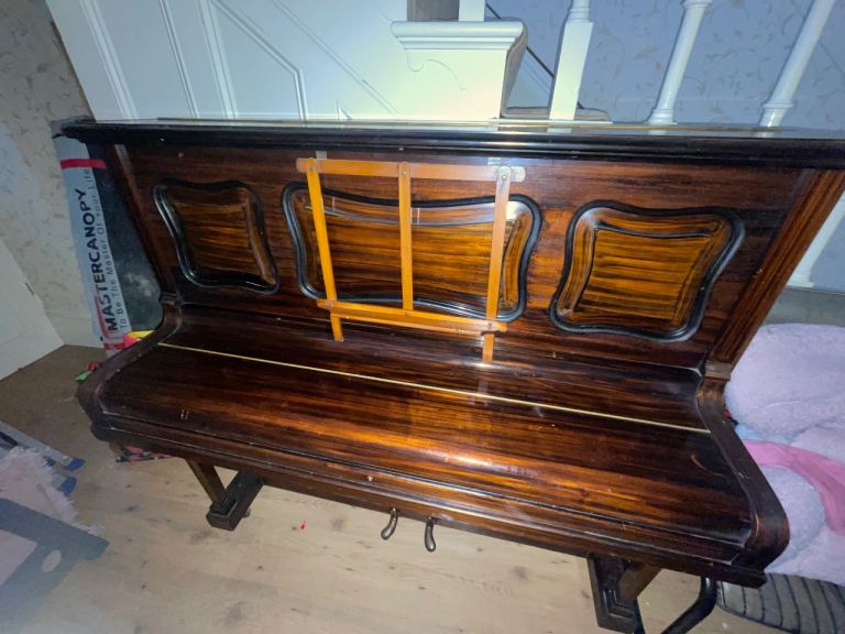Upright piano 