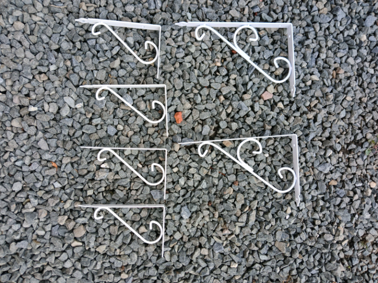 Metal shelf btackets
