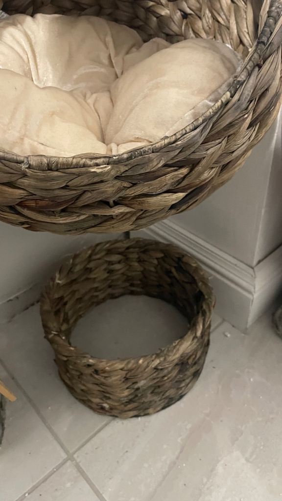 Pawhut Wicker Cat Bed. Includes cushion