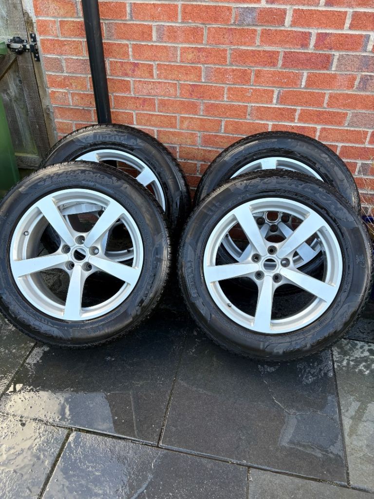 Porsche 18” wheels with Pirelli tyres 