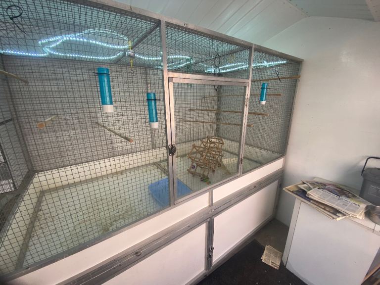 Trolley flight cage for birds