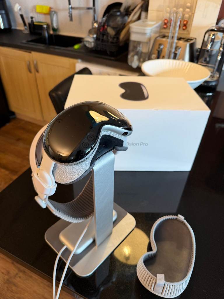 Apple Vision Pro 256GB — ANNAPRO A2 comfort strap and stand included