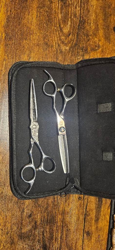 Hairdressing/barbering Japanese Scissor Set – Straight & Thinning Scissors in Case
