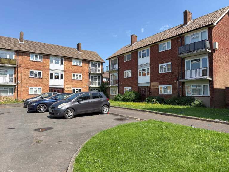 Spacious 2 bedroom flat close to Town Centre and M1 Motorway