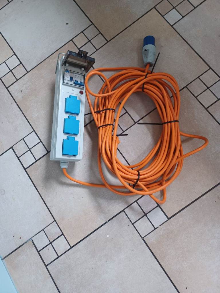 3 way 240 volt sockets 