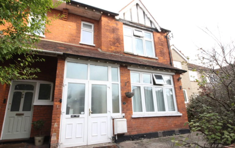 **[M40] | 4-Bedroom [Semi-Detached] | Company Let | £2,000 pcm**