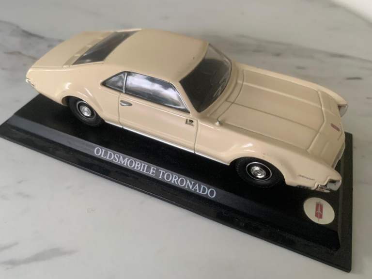 AMERICAN OLDSMOBILE TORONADO SCALE MODEL CAR