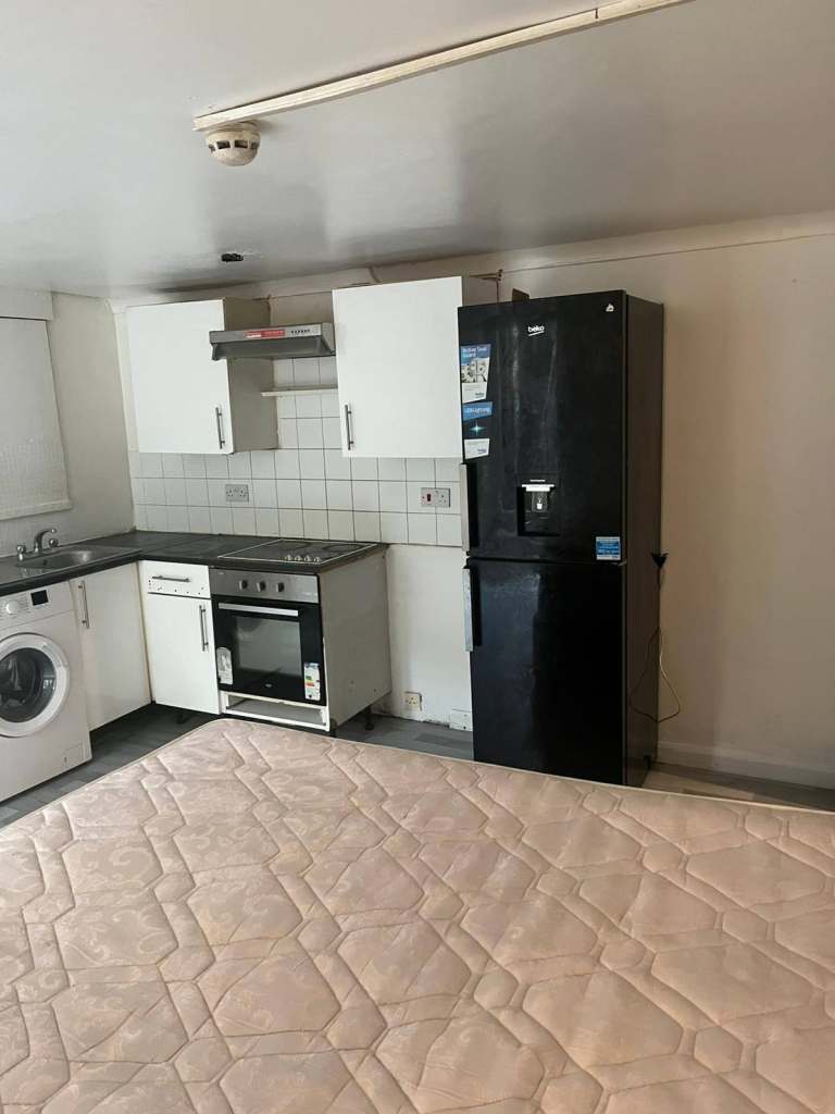 self-contained studio flats to let @ CT17 9SP near Dover town centre & station available now !!