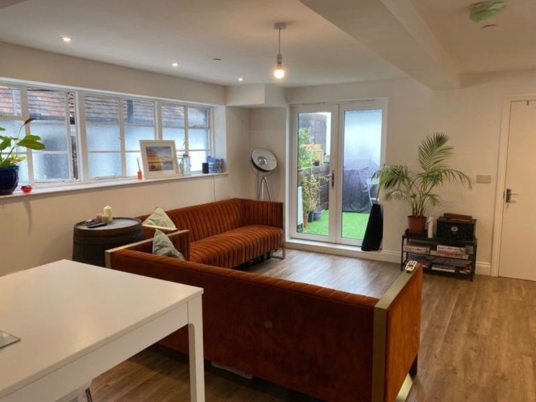 Large 2 bedroom Property in the heart of Farnham!!