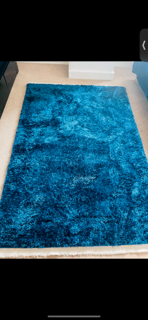 Carpet Rug Available in good condition 