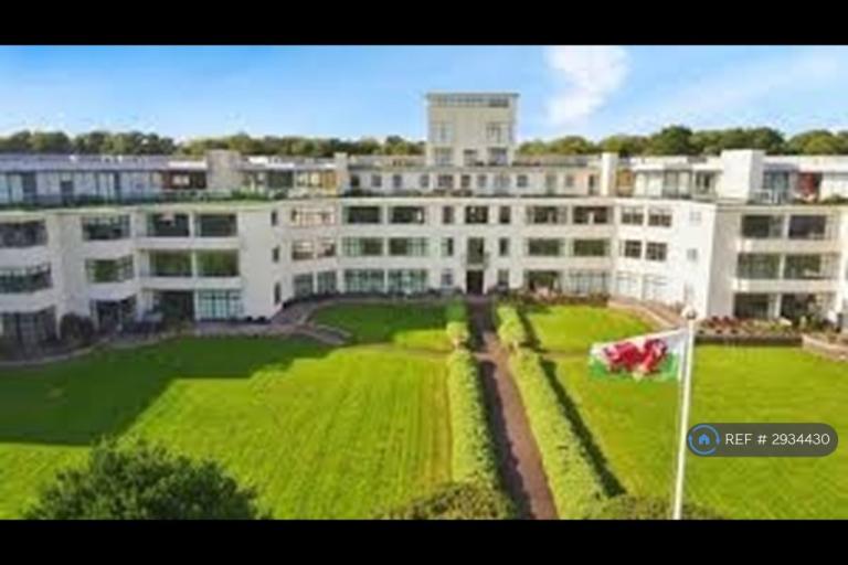 1 bedroom flat in Courtlands, Sully, Penarth, CF64 (1 bed) (#2934430)