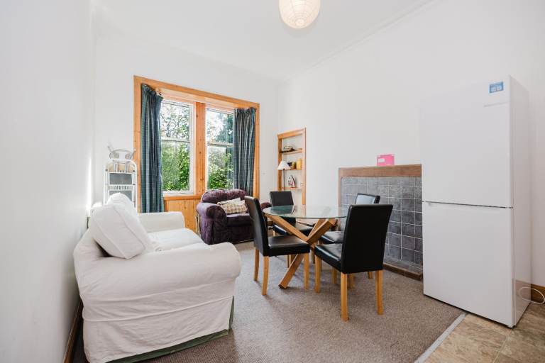 Delightful, 2-bedroom, 3rd floor flat in St Leonards - available November