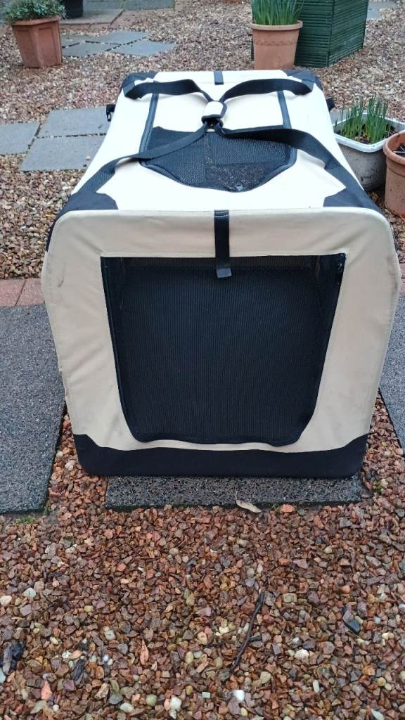 Dog's travelling kennel.