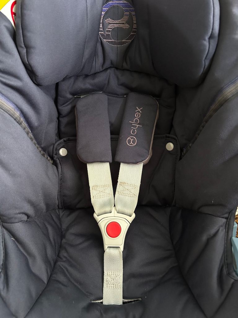 Reduced - Cybex Aton 5 Car Seat and Base (includes isofix clips)