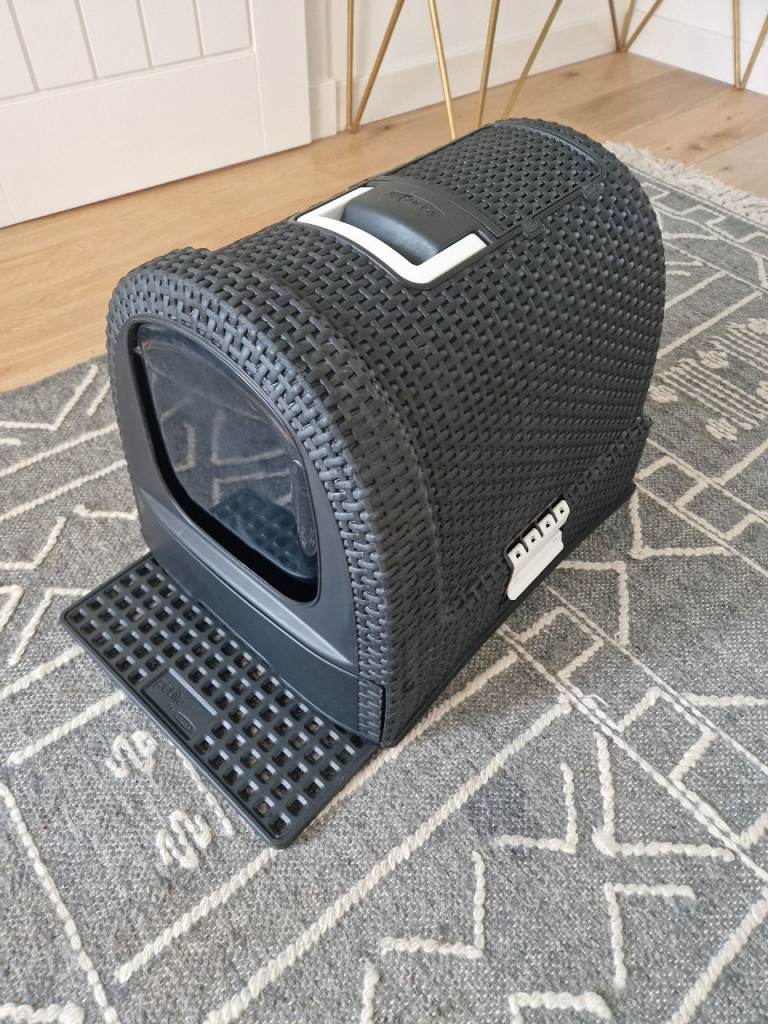 Covered cat litter box with scoop and mat