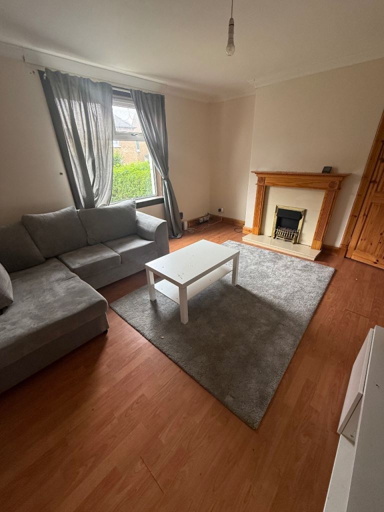 3 bd flat for rent, Broomhouse. Part furnished. 