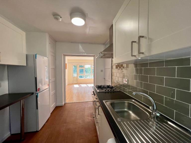 2 Bedroom First Floor Flat Free Parking - Alexandra Avenue, Rayners Lane South Harrow  HA2 9DX 