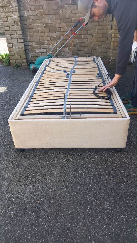 Single adjustable electric riser recliner bed