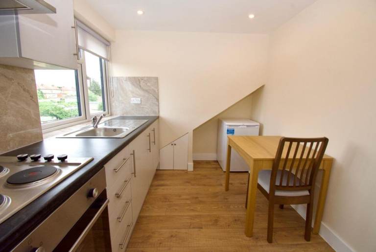  📍 Large Studio Apartment with Separate Kitchen – Birkbeck Avenue, Greenford, UB6Ref: 2040