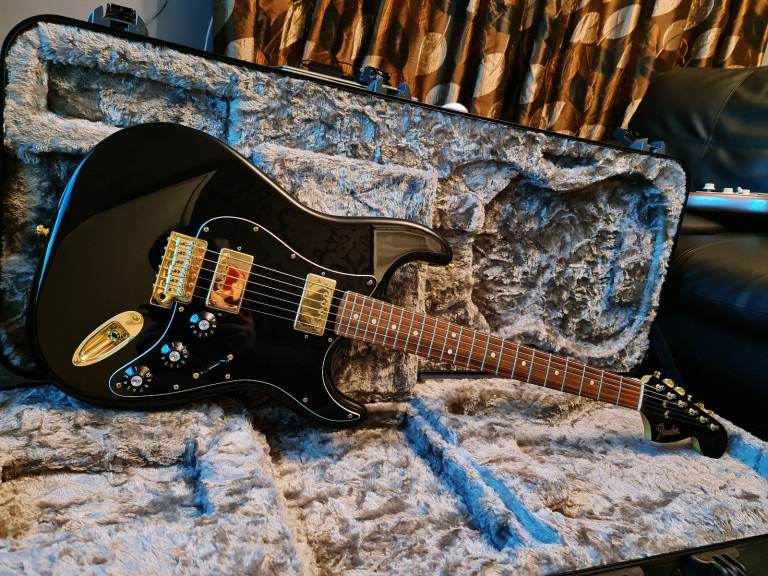 fender stratocaster blacktop limited edition black and gold