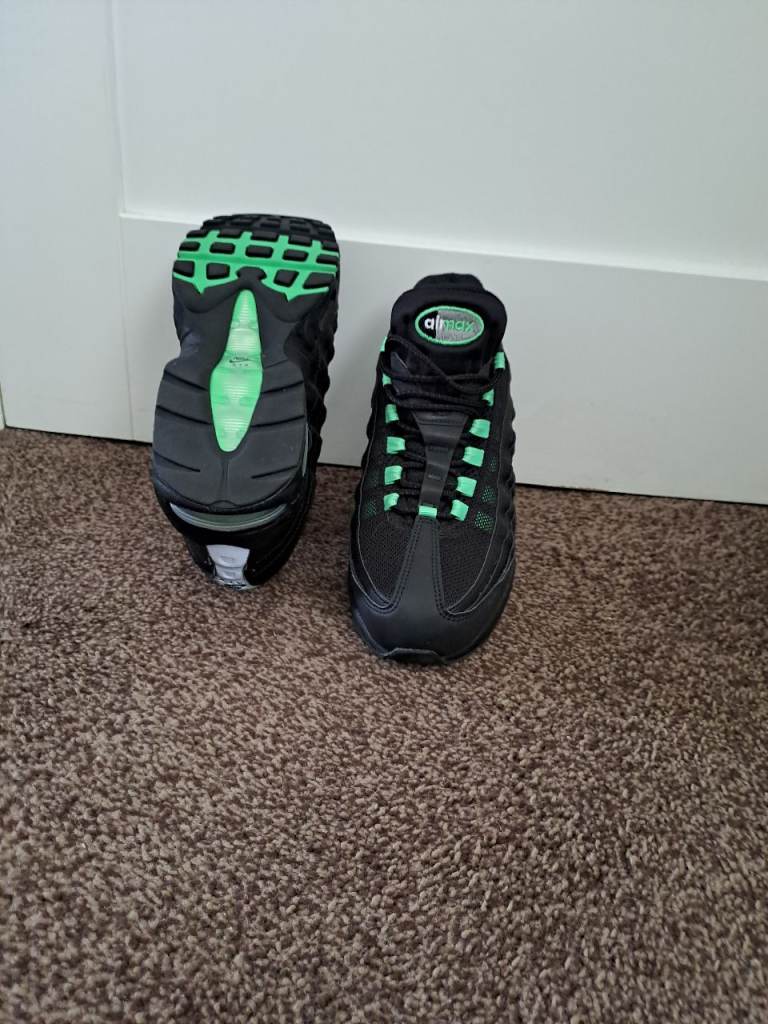 Nike Air Max 95 Black and Green Trainers – Good Condition
