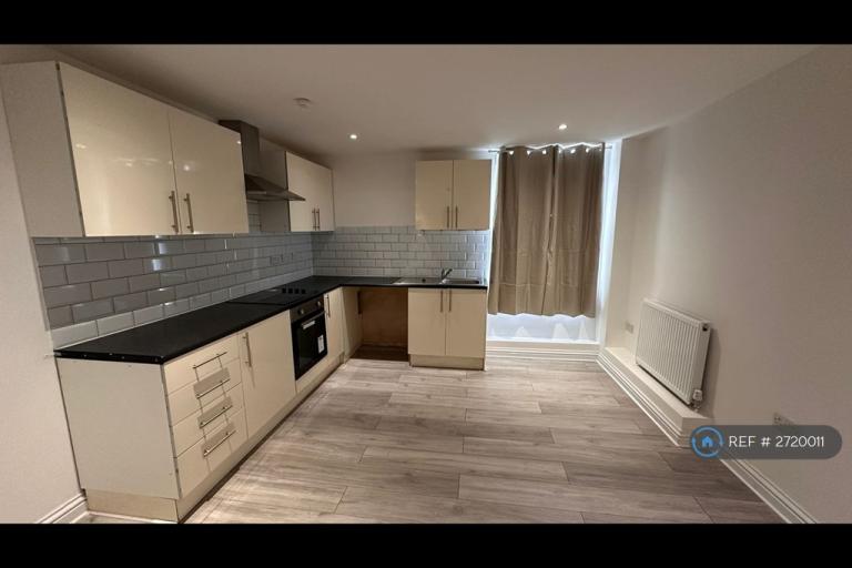 2 bedroom flat in Hillside Avenue, Strood, Rochester, ME2 (2 bed) (#2720011)