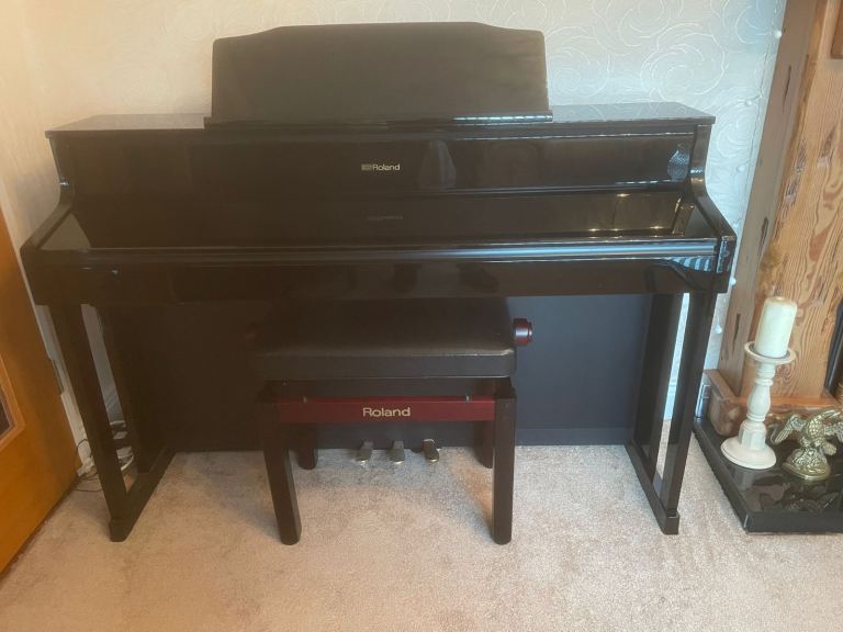 Roland HP605 piano