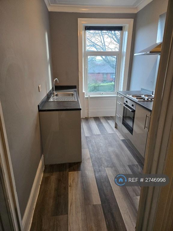 2 bedroom flat in Savile Park Road, Halifax, HX1 (2 bed) (#2746998)