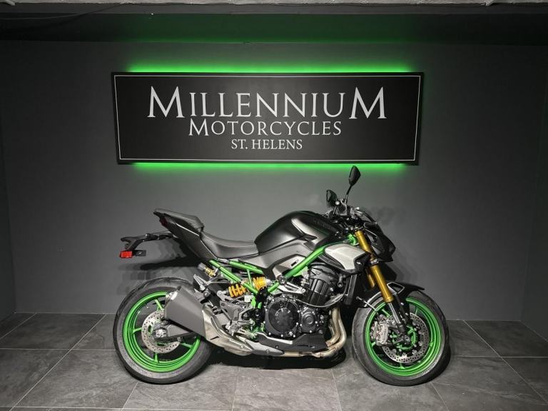 2024 KAWASAKI Z900 SE ZR900MRFNN IN METALLIC SPARK BLACK.