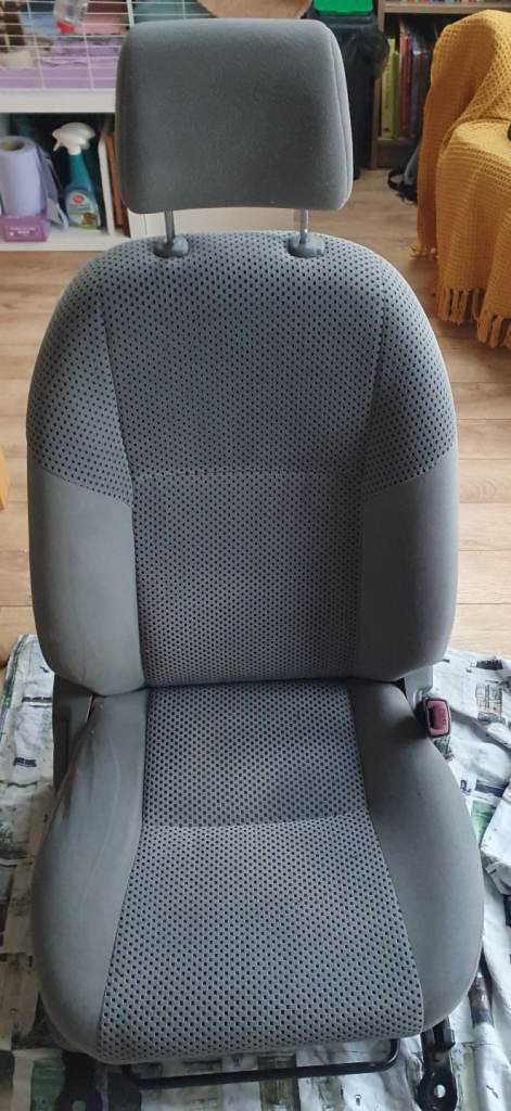 Toyota Hilux mk6 / mk7 2005-2015 Front right driver seat.