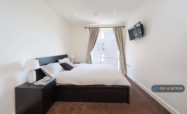 2 bedroom flat in Reminder Lane, London, SE10 (2 bed) (#2677638)