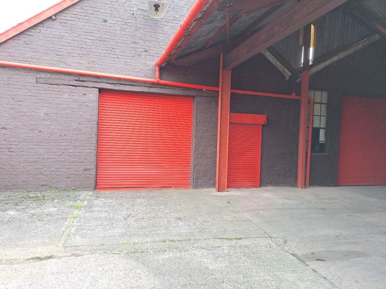 Self contained 3202 sq ft unit to let in Stourbridge, features roller shutter door, 24/7 access.
