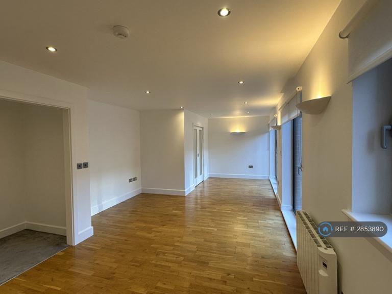 2 bedroom flat in Reservoir Studios, London, E1W (2 bed) (#2853890)